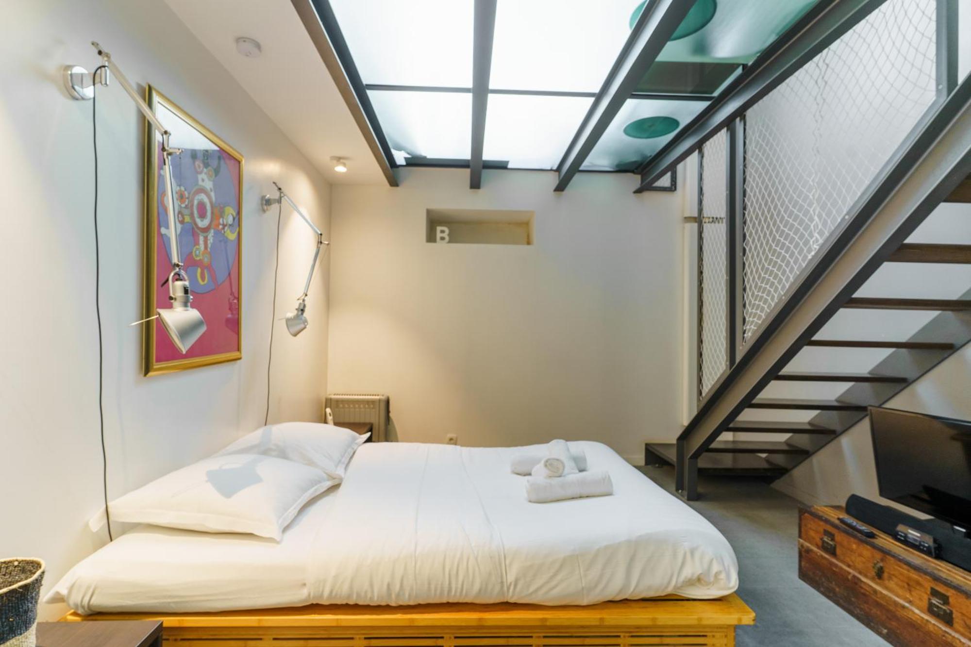 Stunning 2bd Duplex In The Heart Of Montmartre Apartment *